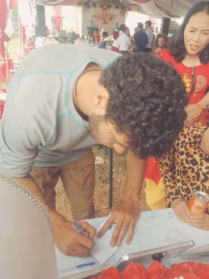 Xong xuôi thủ tục, 3 anh chàng liền hòa vào với không khí "quẩy" đám cưới, nhảy nhót tưng bừng với mọi người trong bữa tiệc. Ảnh: Nguyễn Văn Nguyên