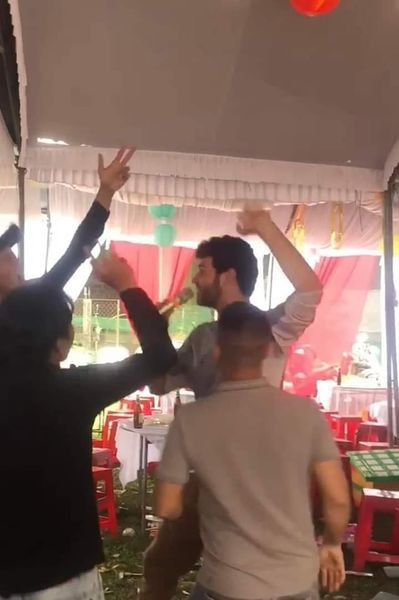 Mới đây, MXH truyền tay nhau hình ảnh một anh Tây nhảy, hát hò cực nhiệt tình trong một đám cưới ở Quảng Trị. Ảnh: Nguyễn Văn Nguyên