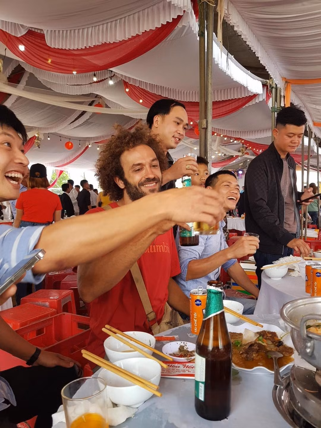 Các chàng trai Tât chơi hết mình trong đám cưới cùng bà con địa phương. Ảnh: Quảng trị 24h