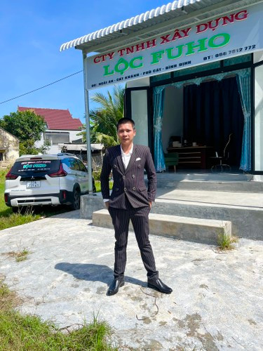 Lần lên sóng này, nam Youtuber diện vest bảnh bao khi được lên chức giám đốc.