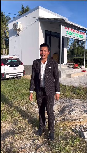 Không còn áo sơ mi, quần bò rách hay dép tổ ong, "hiện tượng mạng" nổi đình đám MXH lại diện áo vest, đi giày da "check in" bên biển hiệu mang tên mình.