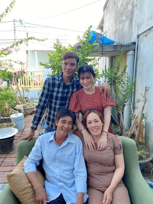 hông những ủng hộ về tinh thần, bố mẹ vợ của Lộc Fuho còn sẵn sàng cùng anh xuất hiện trên các video, để giúp con rể có nhiều lượt xem, thực hiện được nội dung của mình.