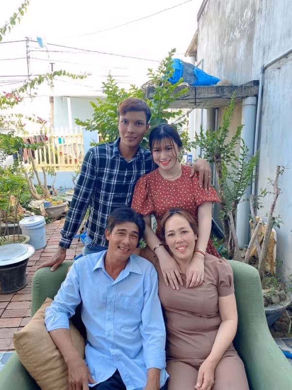 hông những ủng hộ về tinh thần, bố mẹ vợ của Lộc Fuho còn sẵn sàng cùng anh xuất hiện trên các video, để giúp con rể có nhiều lượt xem, thực hiện được nội dung của mình.