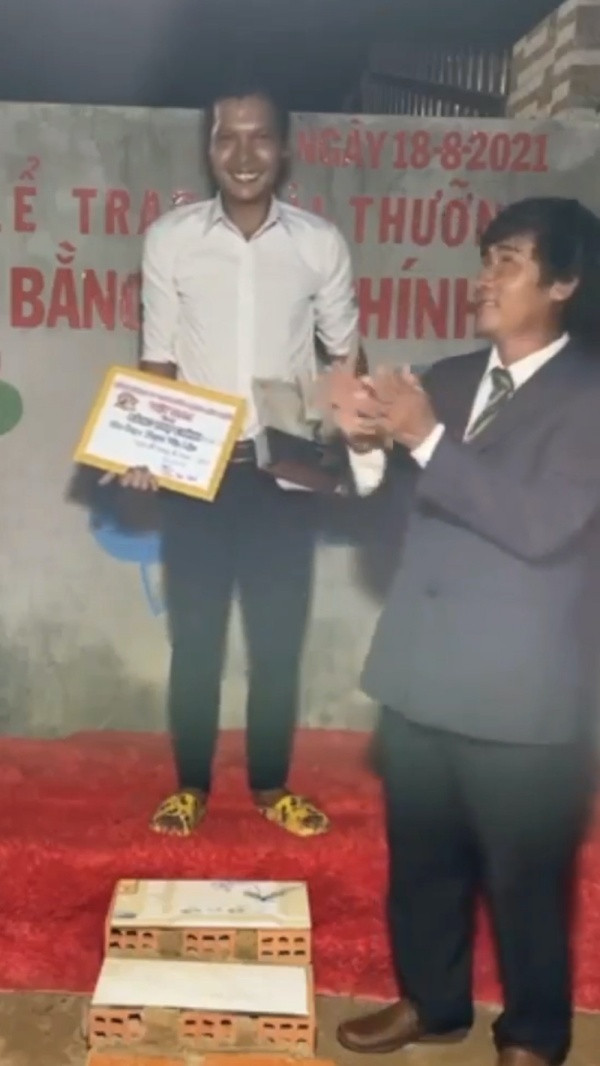 Lộc Fuho cũng cho biết anh rất hạnh phúc khi bố mẹ vợ rất tốt với anh, không chê khi chàng rể làm đủ trò trên mạng xã hội.