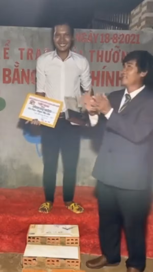 Lộc Fuho cũng cho biết anh rất hạnh phúc khi bố mẹ vợ rất tốt với anh, không chê khi chàng rể làm đủ trò trên mạng xã hội.