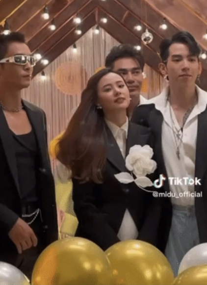 Cụ thể một khán giả đã đặt ra nghi vấn cho hot girl Midu: "Cái bụng là lạ nha", đứng trước thắc mắc này nữ diễn viên ngay lập tức "đáp trả".