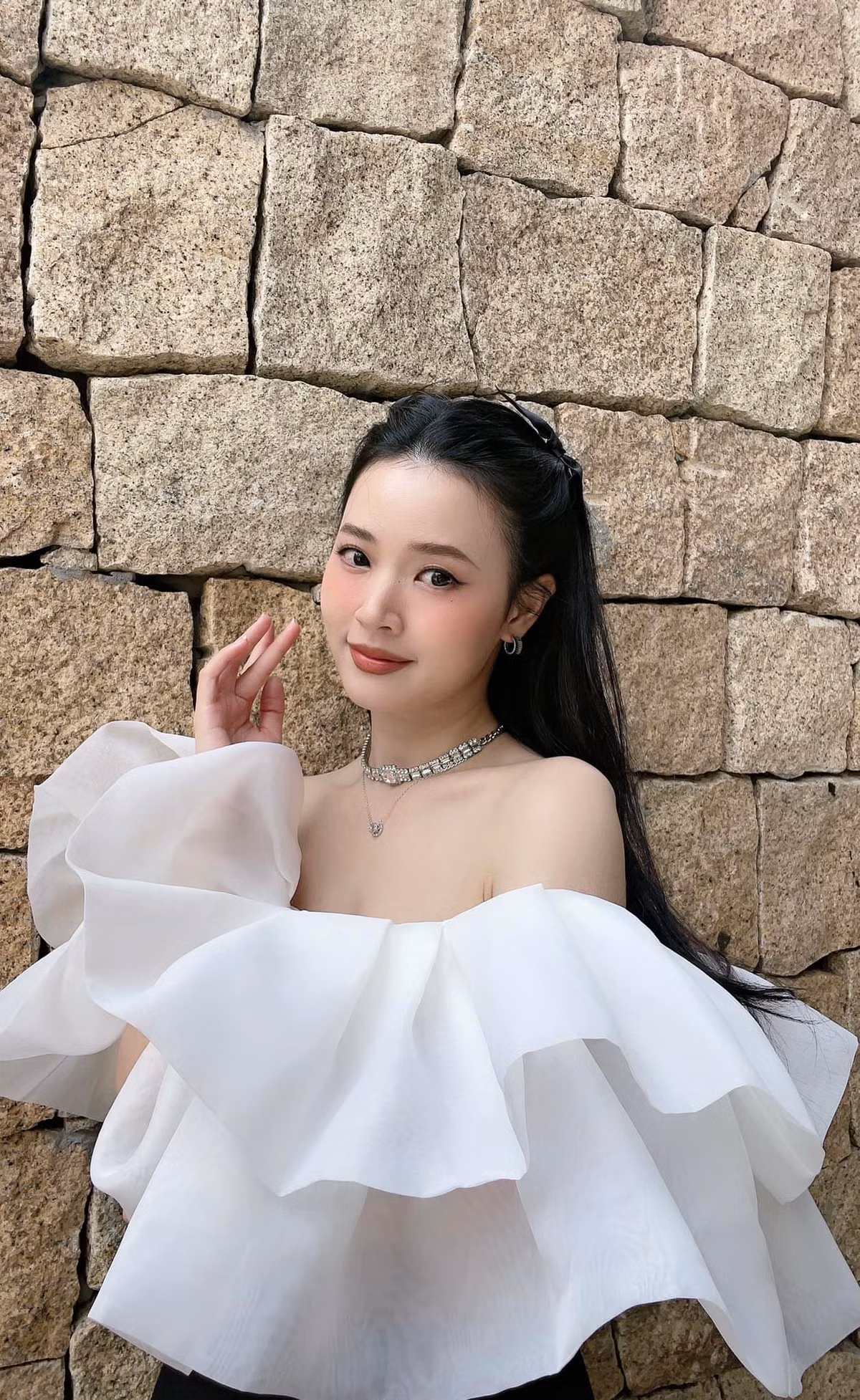 Mới đây nhất Midu xuất hiện cùng Lê Dương Bảo Lâm, Phú Thịnh,... trong sự kiện phim "Khi ta 25", lúc này cô để lộ vòng 2 to bất thường. Điều này làm dấy lên tin đồn nữ diễn viên mang thai.