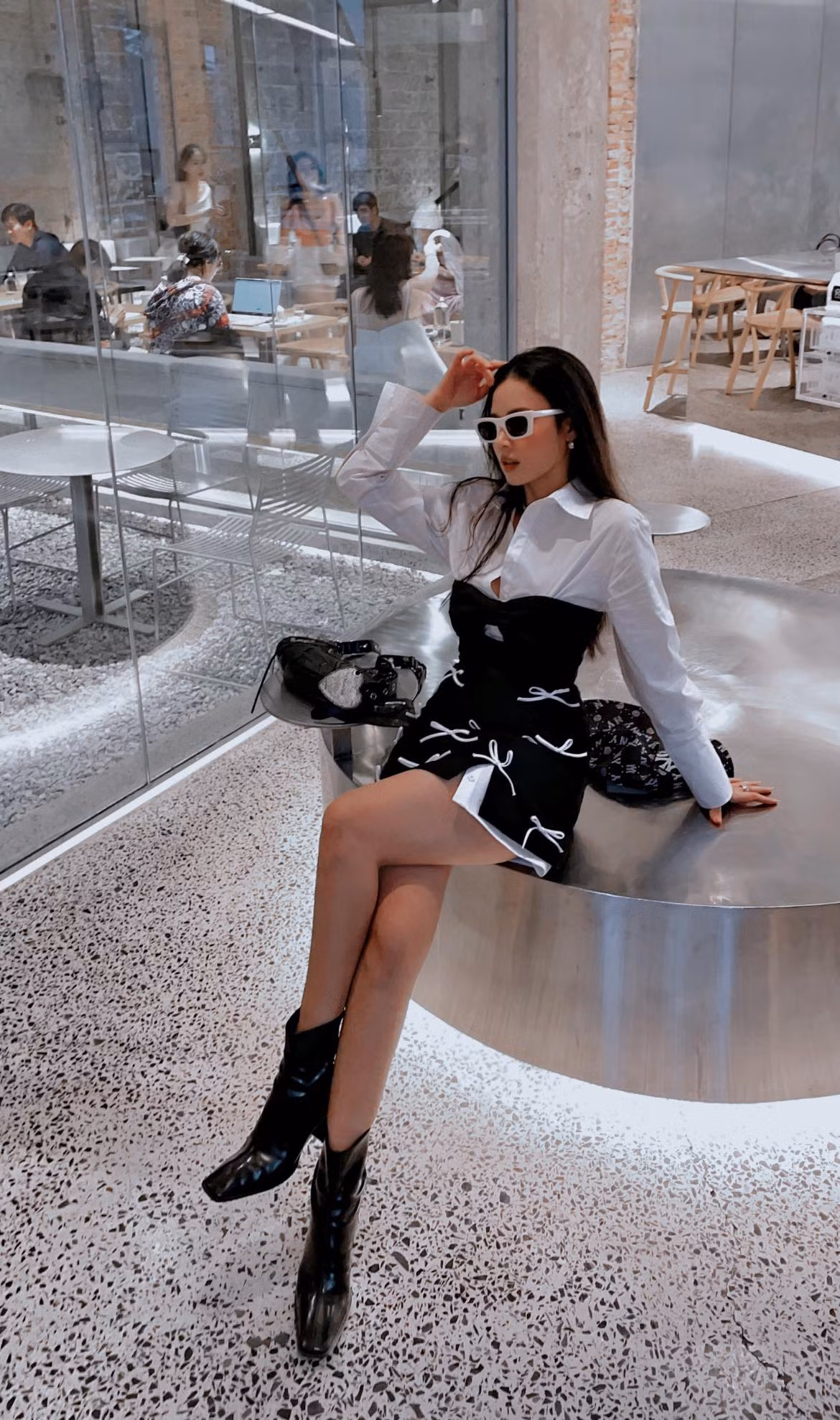 Bên cạnh đó một người hâm mộ cho biết đã gặp Midu ở ngoài đời thực và lên tiếng bênh vực: "Mình mới gặp chị hôm thứ 3, đầm ôm dáng vẫn thon. Chắc lần này do váy thôi bạn".