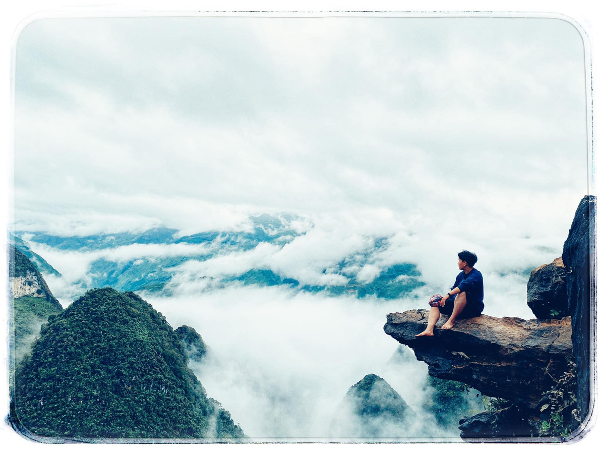 Không ít những bức ảnh check-in ở mỏm đá sống ảo Hà Giang khiến nhiều người không khỏi rùng mình. Ảnh: Linh Hải Dương