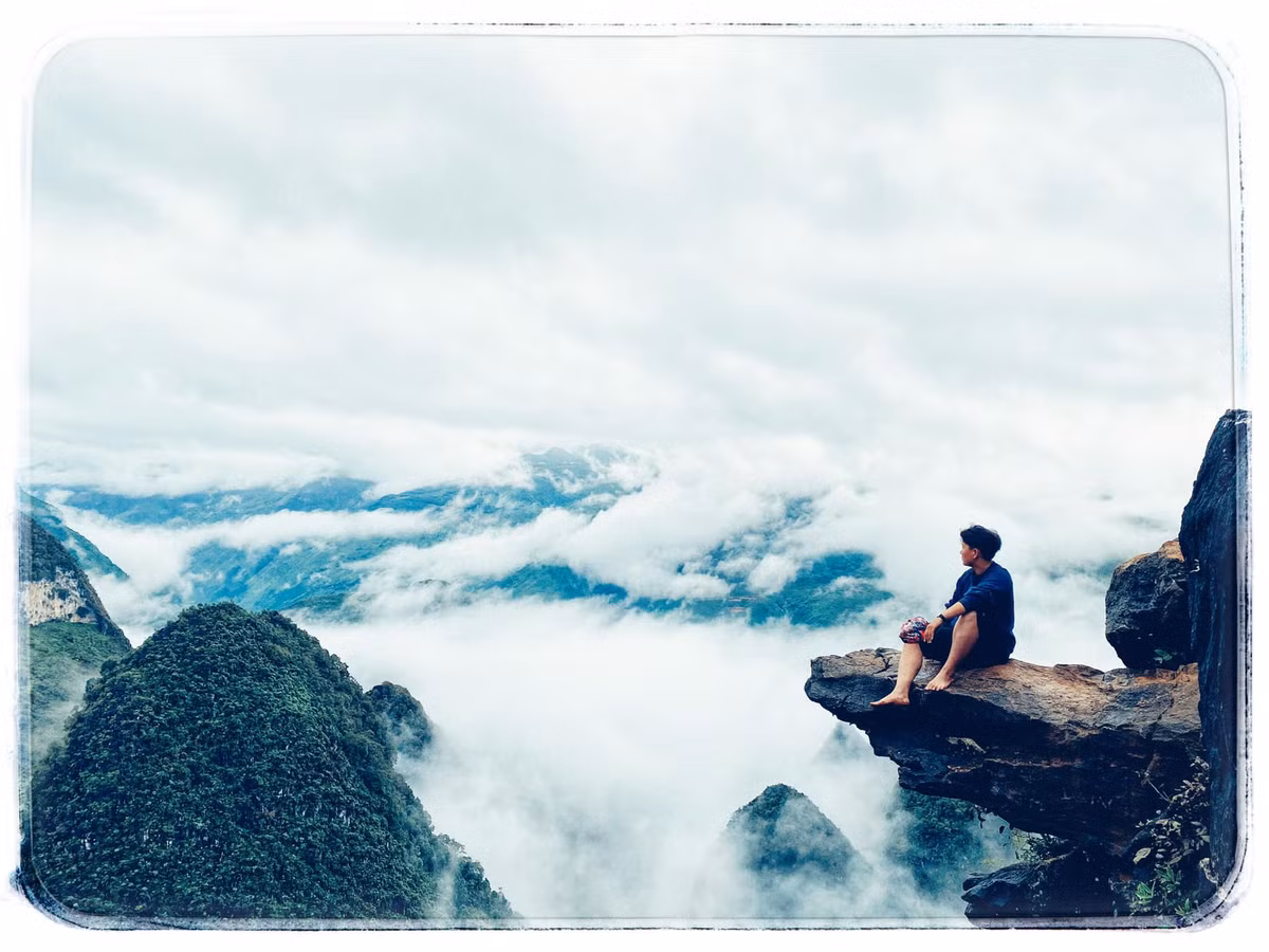 Không ít những bức ảnh check-in ở mỏm đá sống ảo Hà Giang khiến nhiều người không khỏi rùng mình. Ảnh: Linh Hải Dương