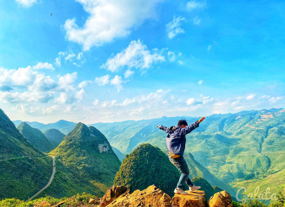 Muốn check-in mỏm đá tử thần Hà Giang này, du khách cần phải có một tinh thần thép, không sợ độ cao. Song khi ngồi được ở mỏm đá này, bạn có thể thu trọn tầm mắt cảnh đẹp tuyệt mỹ của Hà Giang. Ảnh: Linh Hải Dương