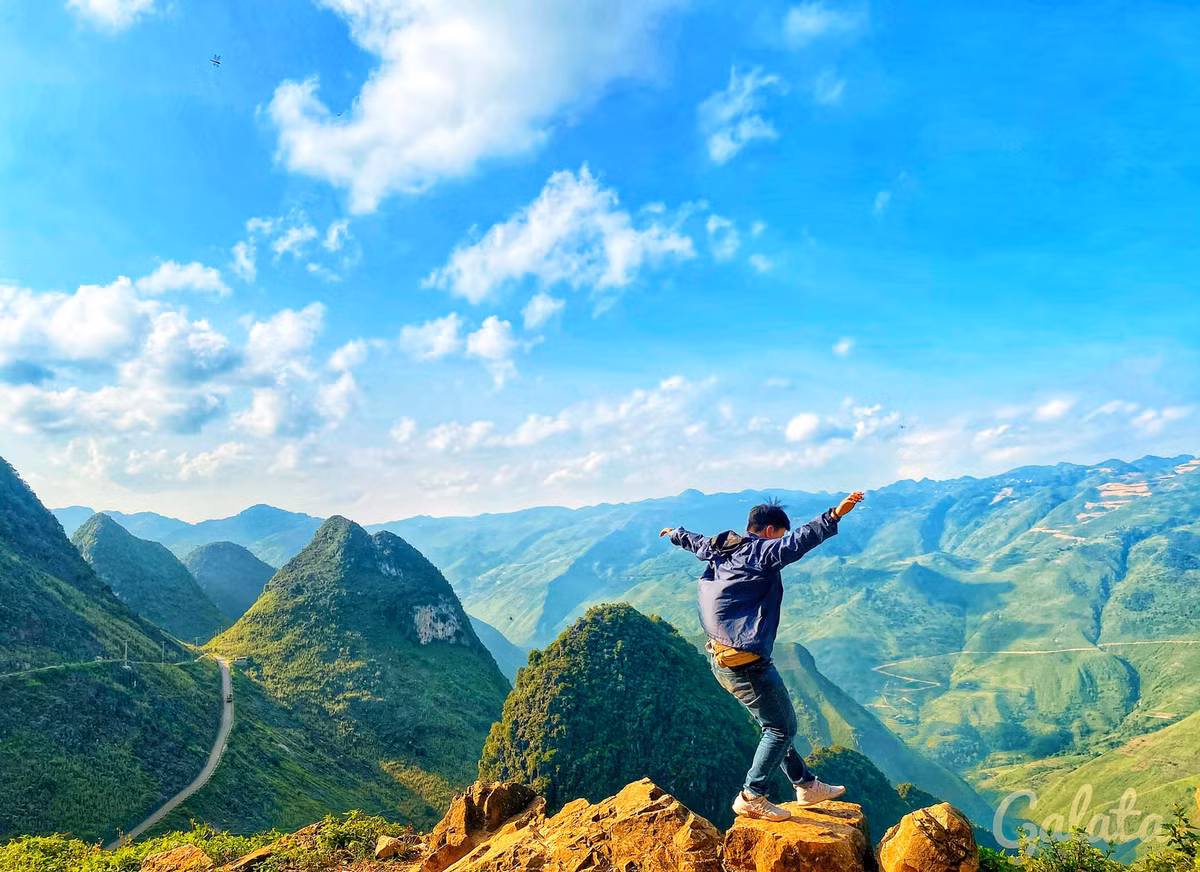 Muốn check-in mỏm đá tử thần Hà Giang này, du khách cần phải có một tinh thần thép, không sợ độ cao. Song khi ngồi được ở mỏm đá này, bạn có thể thu trọn tầm mắt cảnh đẹp tuyệt mỹ của Hà Giang. Ảnh: Linh Hải Dương