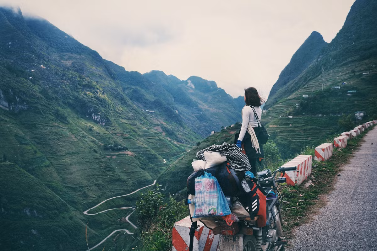 Một bên đèo là vách núi dựng đứng, bên kia là vực sâu thăm thẳm. Đèo Mã Pí Lèng sẽ khiến bất kì ai cũng phải sởn người về độ nguy hiểm cũng như độ hùng vĩ của nó. Ảnh: Cao Tú