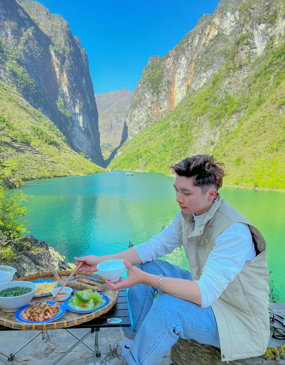 Cảm giác đi thuyền ngắm nhìn dòng sông thơ mộng, bỏ hết tất cả bộn bề và hòa mình và không gian thanh bình ở đây chắc chắn sẽ là một trong những trải nghiệm khó quên khi đến thăm Hà Giang. Ảnh: Chu Đức Giang