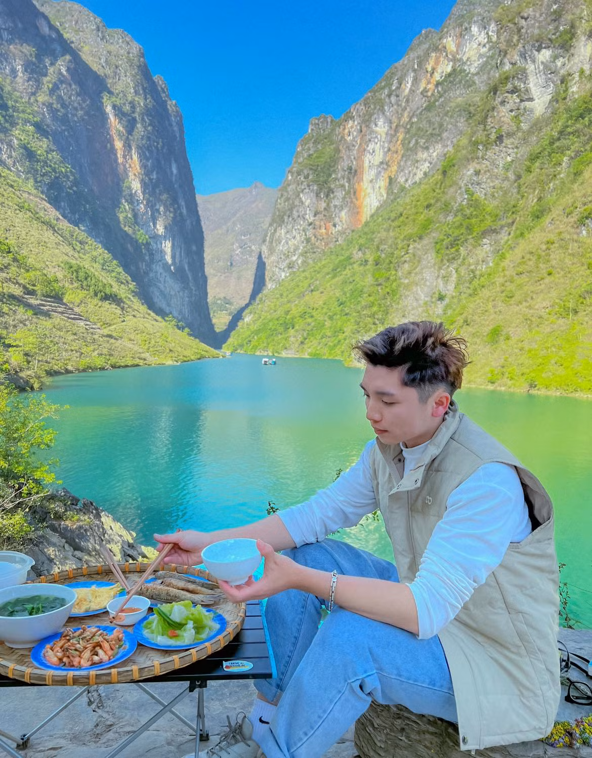 Cảm giác đi thuyền ngắm nhìn dòng sông thơ mộng, bỏ hết tất cả bộn bề và hòa mình và không gian thanh bình ở đây chắc chắn sẽ là một trong những trải nghiệm khó quên khi đến thăm Hà Giang. Ảnh: Chu Đức Giang