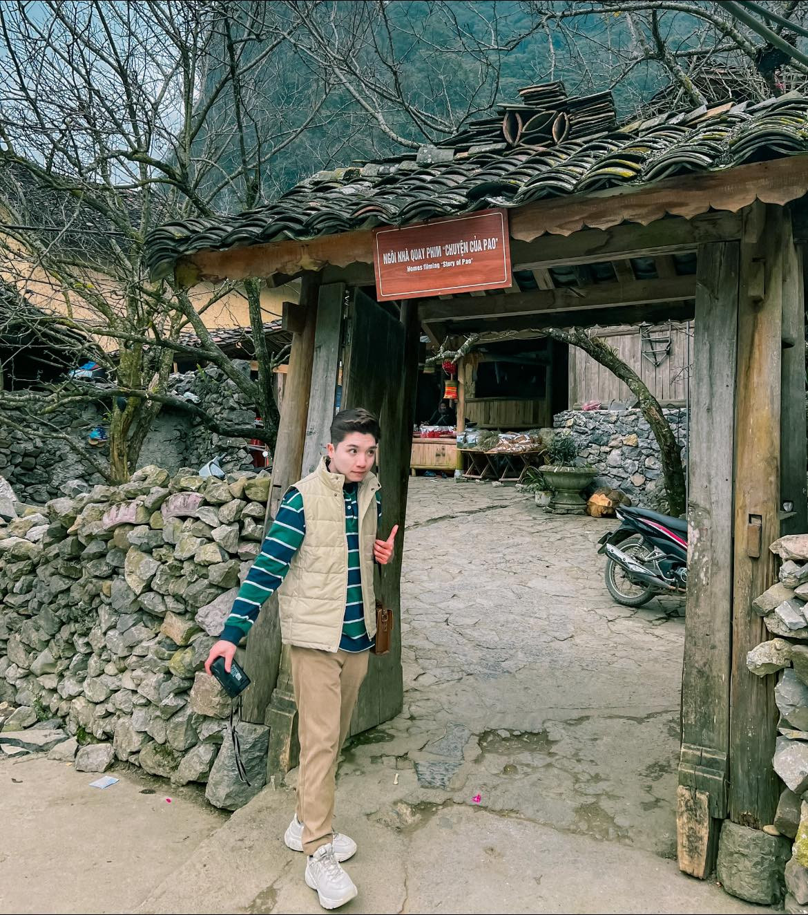 Nhà của Pao là ngôi nhà của ông Mua Súa Páo đã được đạo diễn Ngô Quang Hải chọn làm bối cảnh chính cho bộ phim Chuyện của Pao, sau đó trở thành điểm tham quan hấp dẫn với khách du lịch mỗi dịp tới Hà Giang. Ảnh: Chu Đức Giang