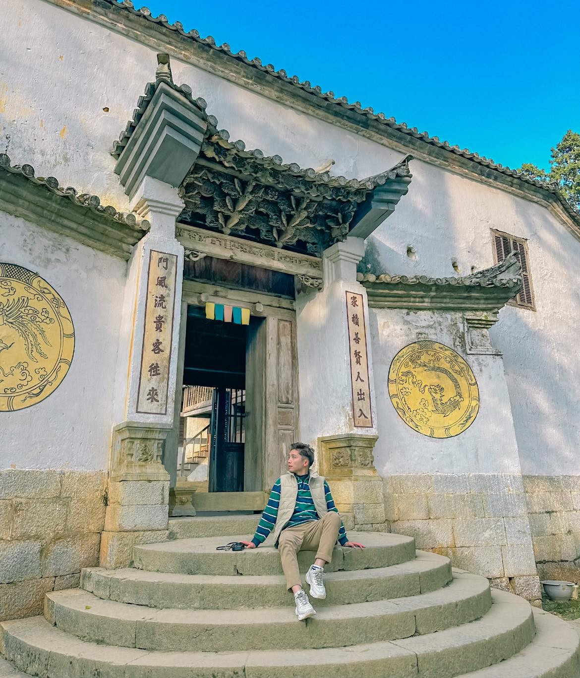 Ngoài mỏm đá nguy hiểm trên, ở Hà Giang cũng có khá nhiều điểm check-in khác được giới trẻ ghé thăm, đáng kể đến là Dinh thự họ Vương (vua Mèo). Ảnh: Chu Đức Giang