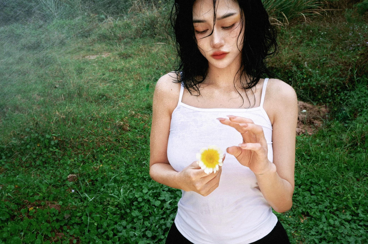 Ngọc Bích sở hữu cho mình hình xăm ấn tượng ngay vòng 1, cùng body săn chắc nên cô nàng thường xuyên mặc trang phục táo bạo.