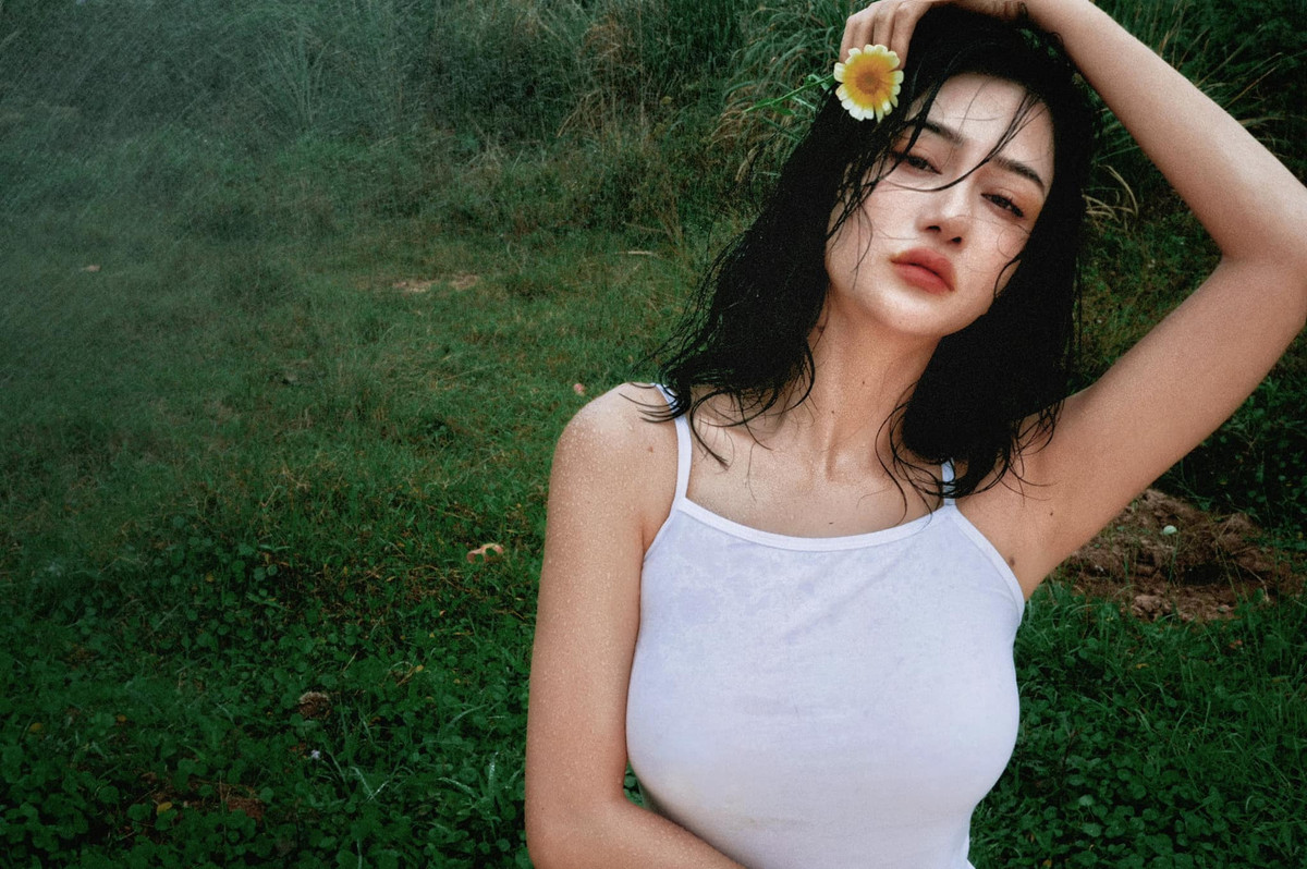 Trần Ngọc Bích sở hữu vẻ đẹp ngoại hình vô cùng nóng bỏng, phần còn lại là nhờ phong cách thời trang rất mực quyến rũ nhưng không hề phản cảm của cô nàng.