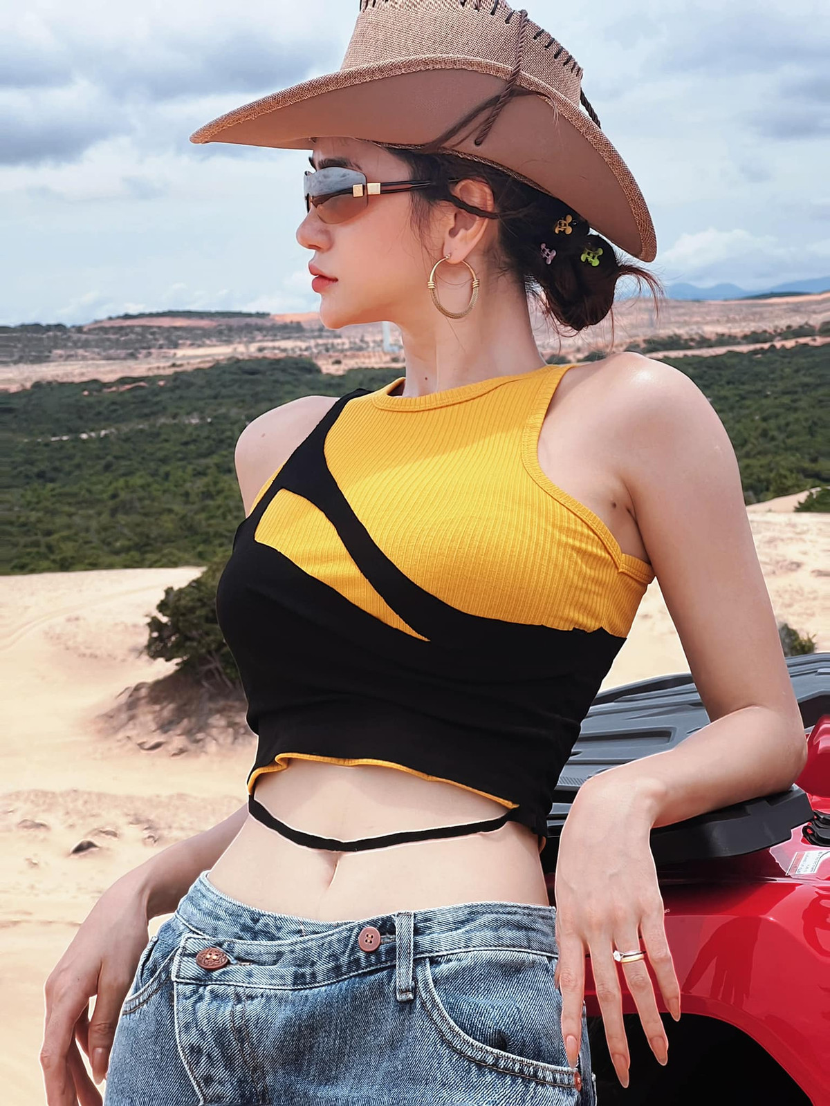 Dù không hoạt động showbiz nhưng Ngọc Bích vẫn nhận được sự quan tâm từ công chúng, nhất là trên mạng xã hội nhờ xinh đẹp, có gu thời trang và một thân hình quyến rũ.