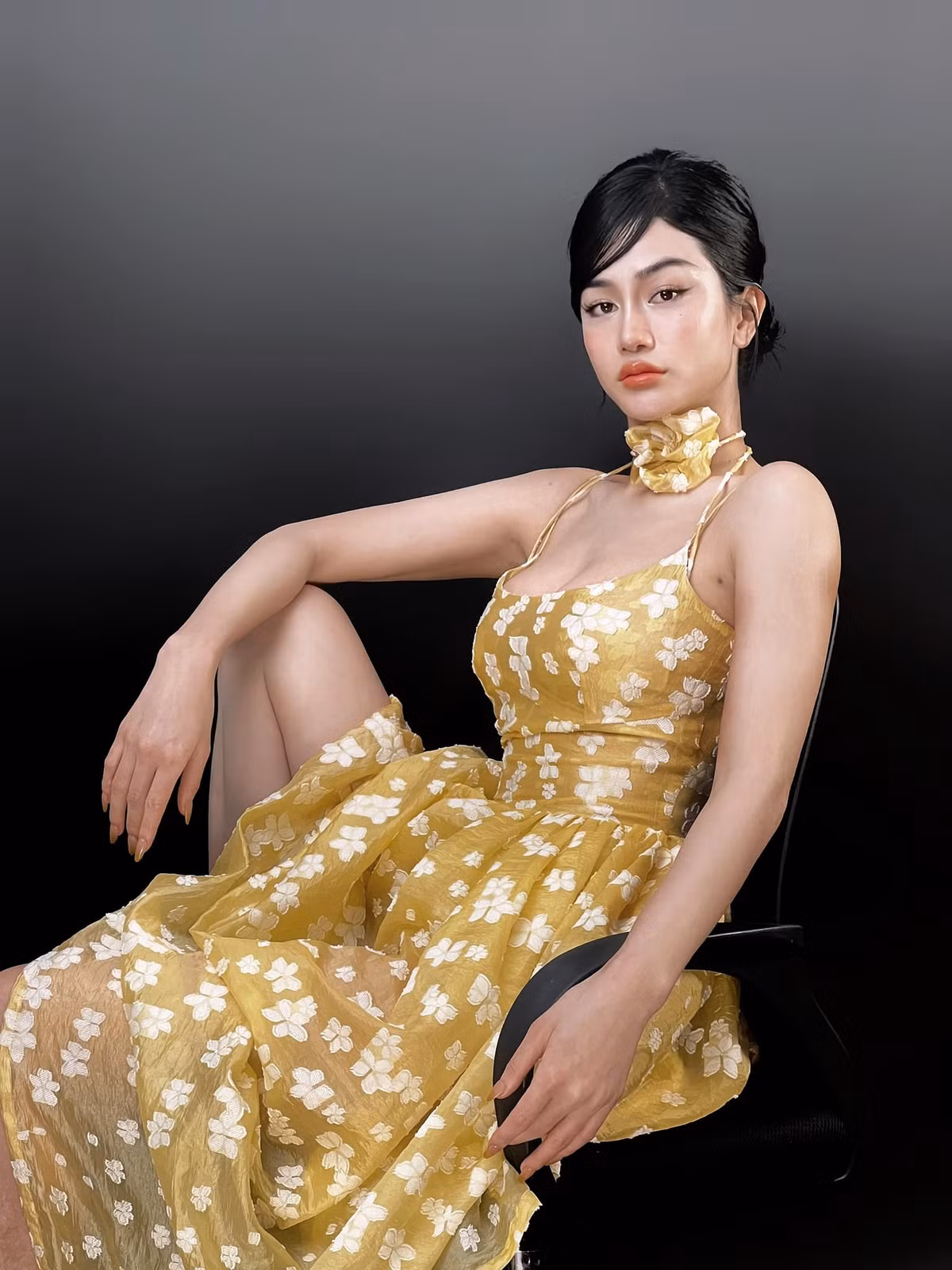 Dù chụp ở góc nào, lối ăn mặc quyến rũ cùng đường cong chuẩn mực của nàng "miêu nữ Quảng Ninh" đều khiến cõi mạng xốn xang.