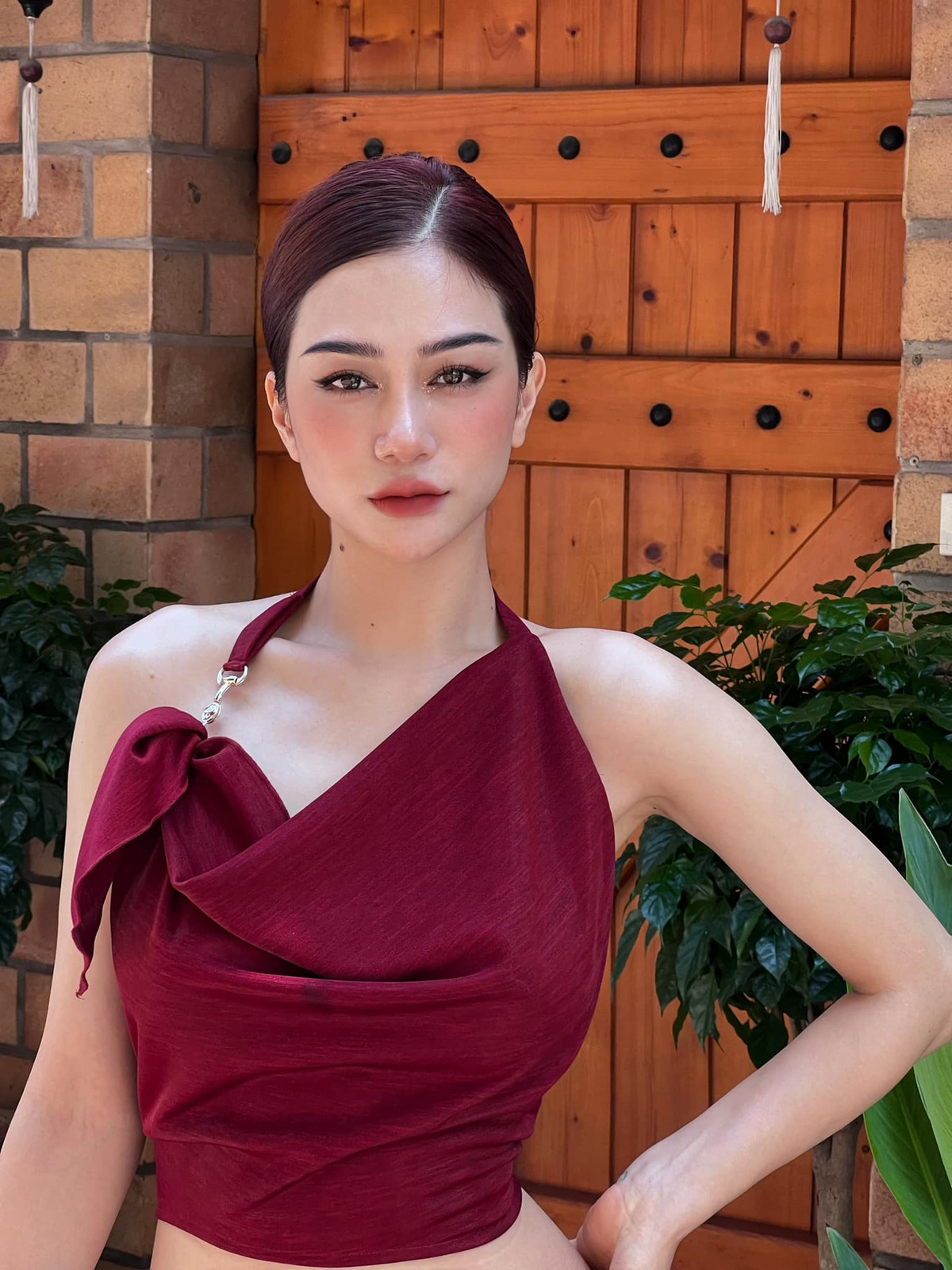 Vốn là chân dài có thân hình cân đối, săn chắc nên gái xinh Trần Ngọc Bích dễ dàng ghi điểm với nhiều phong cách khác nhau.