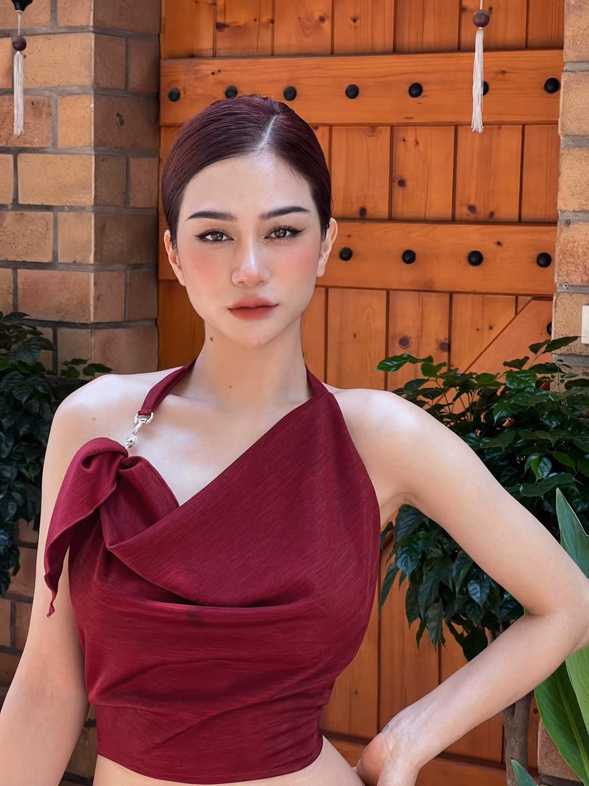 Vốn là chân dài có thân hình cân đối, săn chắc nên gái xinh Trần Ngọc Bích dễ dàng ghi điểm với nhiều phong cách khác nhau.