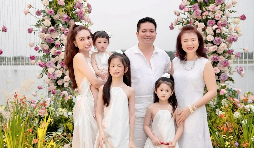 Cô cũng nhấn mạnh việc dạy con thế nào còn tùy vào điều kiện cụ thể của từng gia đình. Riêng điều kiện của Di Băng hiện tại, cô cảm thấy cách dạy con này là đúng và sẽ duy trì trong tương lai.