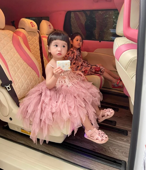 Được biết, đây là món quà mà nữ ca sĩ dùng để treo thưởng cho con gái lớn Hana chuyển trường.