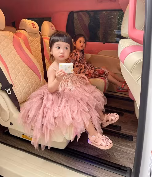 Được biết, đây là món quà mà nữ ca sĩ dùng để treo thưởng cho con gái lớn Hana chuyển trường.