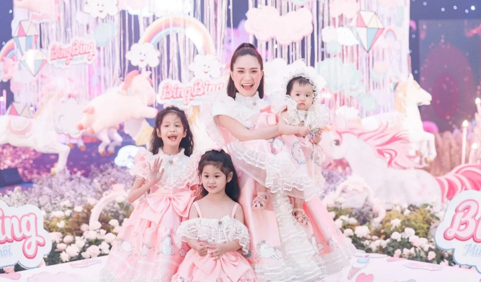 Trước chia sẻ của Đoàn Di Băng, netizen nảy ra nhiều tranh cãi trái chiều, một bên đồng tình, số còn lại đưa ra ý kiến không nên chiều con quá mức, nó khiến con không có tính ỷ lại, cả đời không biết cố gắng vì "ông bà già tao lo".