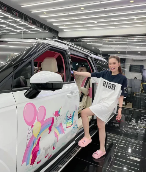 Một trong số đó là món quà Giáng sinh là chiếc xe sang bạc tỷ mà nữ ca sĩ tặng các công chúa nhỏ khiến nhiều người "chỉ biết ước".