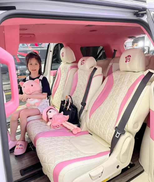 Chiếc xe này của Đoàn Di Băng có giá 1,5 tỷ đồng, song "bà mẹ 3 con" đã phủ lại sơn màu hồng theo ý thích của các con thêm 300 triệu đồng nữa.