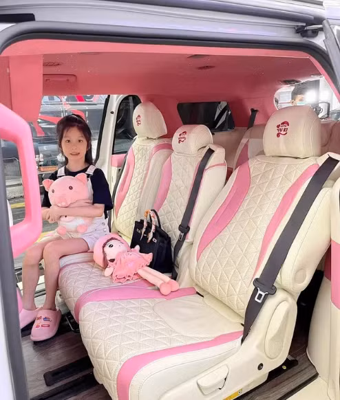 Chiếc xe này của Đoàn Di Băng có giá 1,5 tỷ đồng, song "bà mẹ 3 con" đã phủ lại sơn màu hồng theo ý thích của các con thêm 300 triệu đồng nữa.