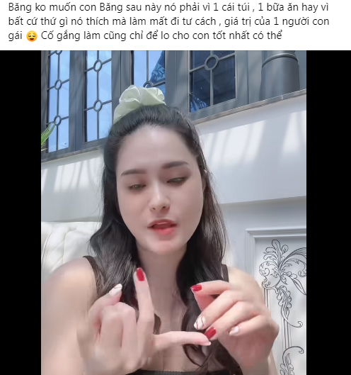 Với vấn đề con còn bé nhưng đã mua hàng online, Đoàn Di Băng cho biết mình chiều hết. Khi 3 con gái lớn lên, nếu các con muốn thì dù áo hiệu, túi hiệu, đồng hồ hay bất cứ thứ gì xa xỉ khác, miễn con muốn là cô sẽ mua cho con.