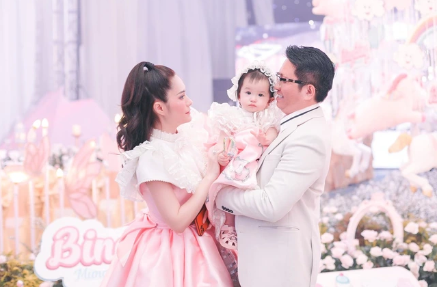 Nhìn cách cô và gia đình tổ chức tiệc sinh nhật cho con gái thôi đã thấy được độ xa hoa và cưng chiều con của cặp đôi như thế nào. Ảnh: FBNV