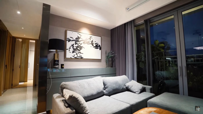 Chia sẻ về lý do không chọn mua nhà dù bản thân hoàn toàn có khả năng, Linda Ngô cho biết cả hai cho rằng chung cư không phải tài sản mà là tiêu sản, bởi giá nhà không lên, ngoài ra chỉ có thời hạn sử dụng trong 50 năm.