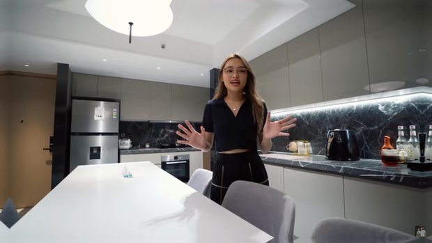 Nhiều người tưởng rằng ắt hẳn cặp đôi đã có nhà riêng, tuy nhiên họ chọn thuê một căn chung cư ở Quận 2, nhưng sau thời gian vì cảm thấy chật chội, họ tiếp tục sang thuê căn hộ khác rộng rãi hơn.