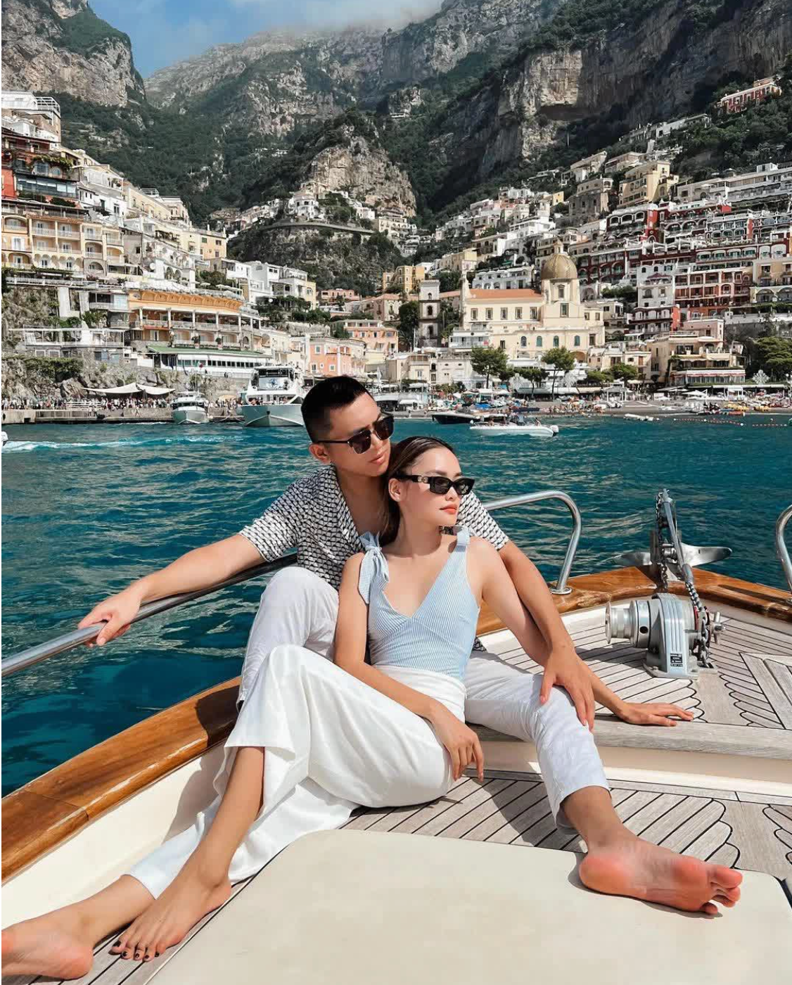 Sau khi nổi tiếng trên MXH, cặp đôi cũng thoải mái chia sẻ về thu nhập của mình. Theo đó làm sáng tạo nội dung có nhiều nguồn thu, trong đó chủ yếu là quảng cáo cho nhãn hàng.