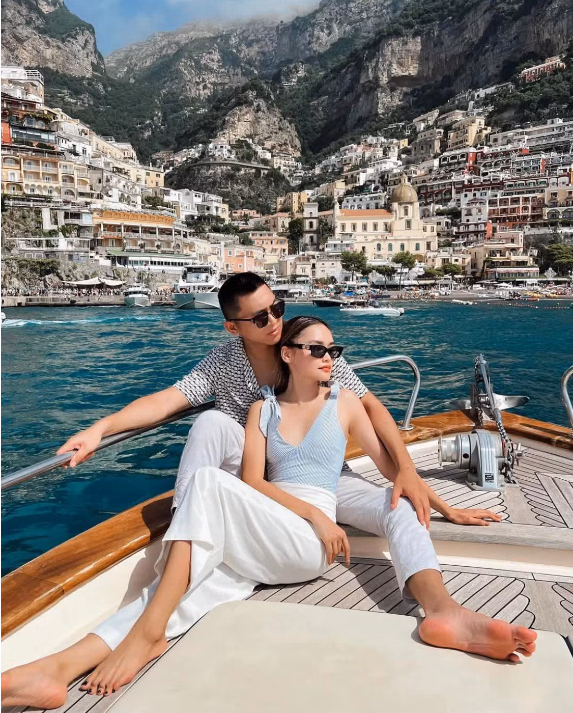 Sau khi nổi tiếng trên MXH, cặp đôi cũng thoải mái chia sẻ về thu nhập của mình. Theo đó làm sáng tạo nội dung có nhiều nguồn thu, trong đó chủ yếu là quảng cáo cho nhãn hàng.