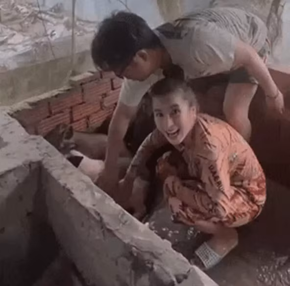 Những đoạn clip này đã được quay từ thời điểm Bà Nhân ở Việt Nam. Khi về nước ngoài hành trình “tìm con” vợ chồng cô có nhiều trải nghiệm thú vị ở miền Tây.