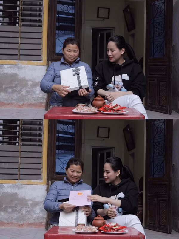 Hà Linh tiếp tục dành tặng mẹ món quà thứ 2 là một cuốn sổ hồng. Theo như nữ YouTuber chia sẻ, cô đã tặng mẹ một căn nhà mới và đây là căn nhà tiếp theo.