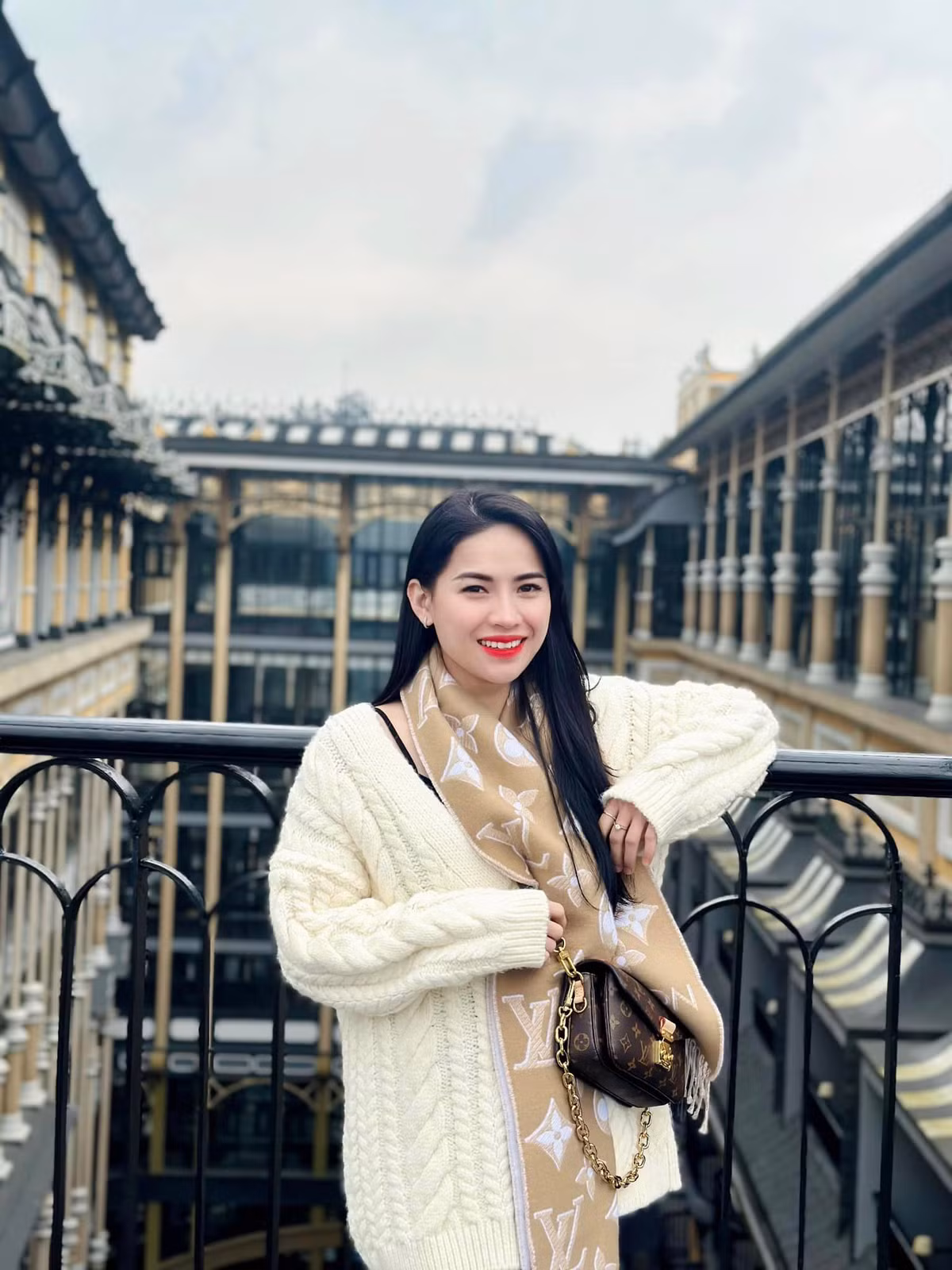 Gắn bó với YouTube gần 3 năm, "chiến thần review" Võ Hà Linh đến nay đã xây dựng được chỗ đứng vững vàng và được rất nhiều bạn trẻ yêu mến.