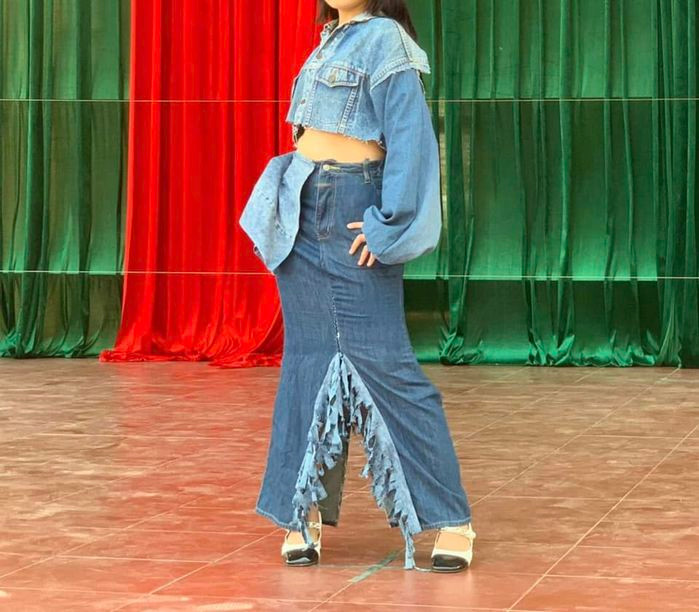 Mới đây một nhóm học sinh Trường THPT Nguyễn Trung Thiên - Hà Tĩnh tung ra bộ sưu tập thời trang tái chế từ vải jeans cũ chất lượng vượt cả mong đợi.