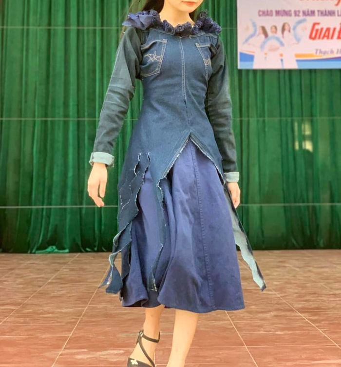 Nhóm bạn này tái chế vải jeans cũ thành những bộ trang phục cầu kỳ bắt mắt.