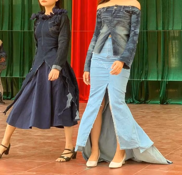 Đáng nói là nhóm học sinh này tự tay cắt may thủ công 100%, nhưng thành quả cuối cùng lại đẹp mỹ mãn và vô cùng chỉn chu.