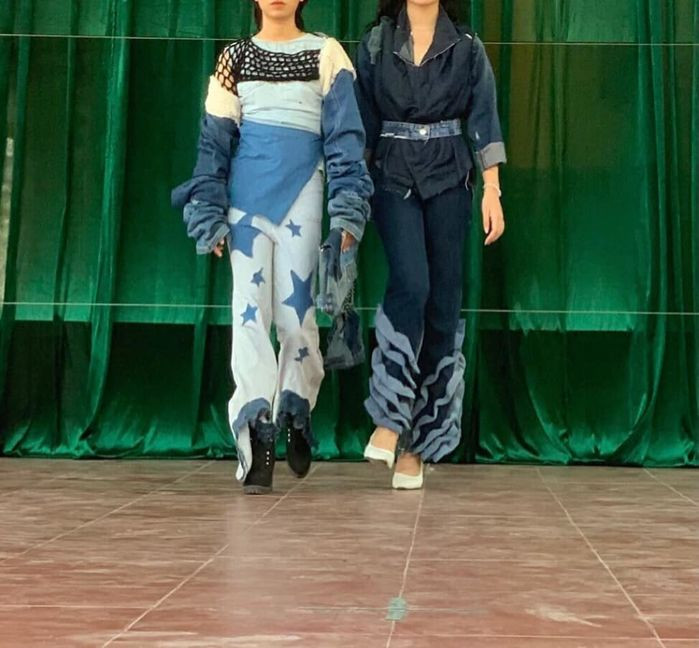 Trái ngược với bộ sưu tập thời trang này là hình ảnh trang phục tái chế từ túi nilong, giấy loại,...của học sinh trước đó, gây ra tranh cãi lớn.