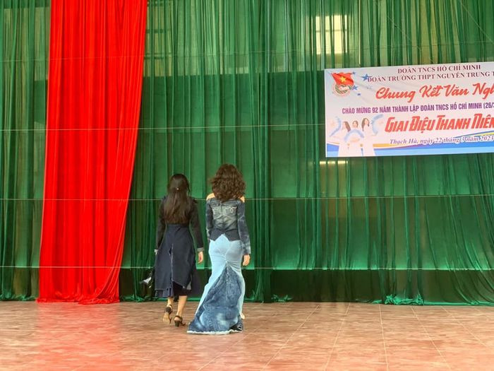 Những bộ trang phục tái chế từ vải jeans của nhóm học sinh Hà Tĩnh nhận được "cơn mưa lời khen".