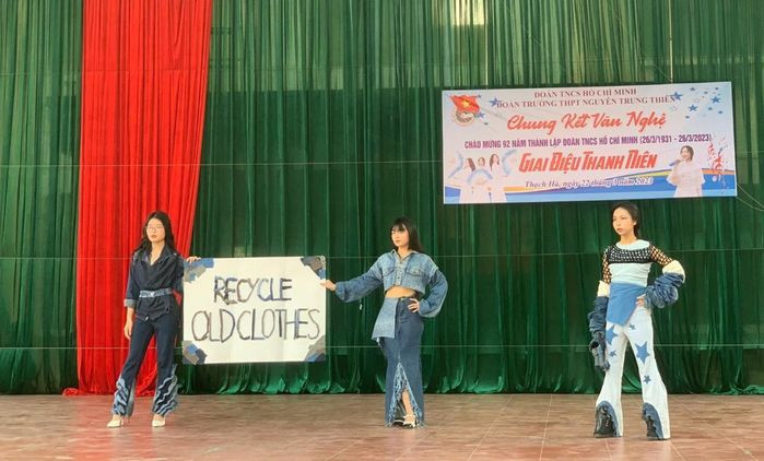 Thời gian qua nhiều trường học tổ chức các cuộc thi thời trang tái chế với mong muốn lan tỏa thông điệp sống xanh.