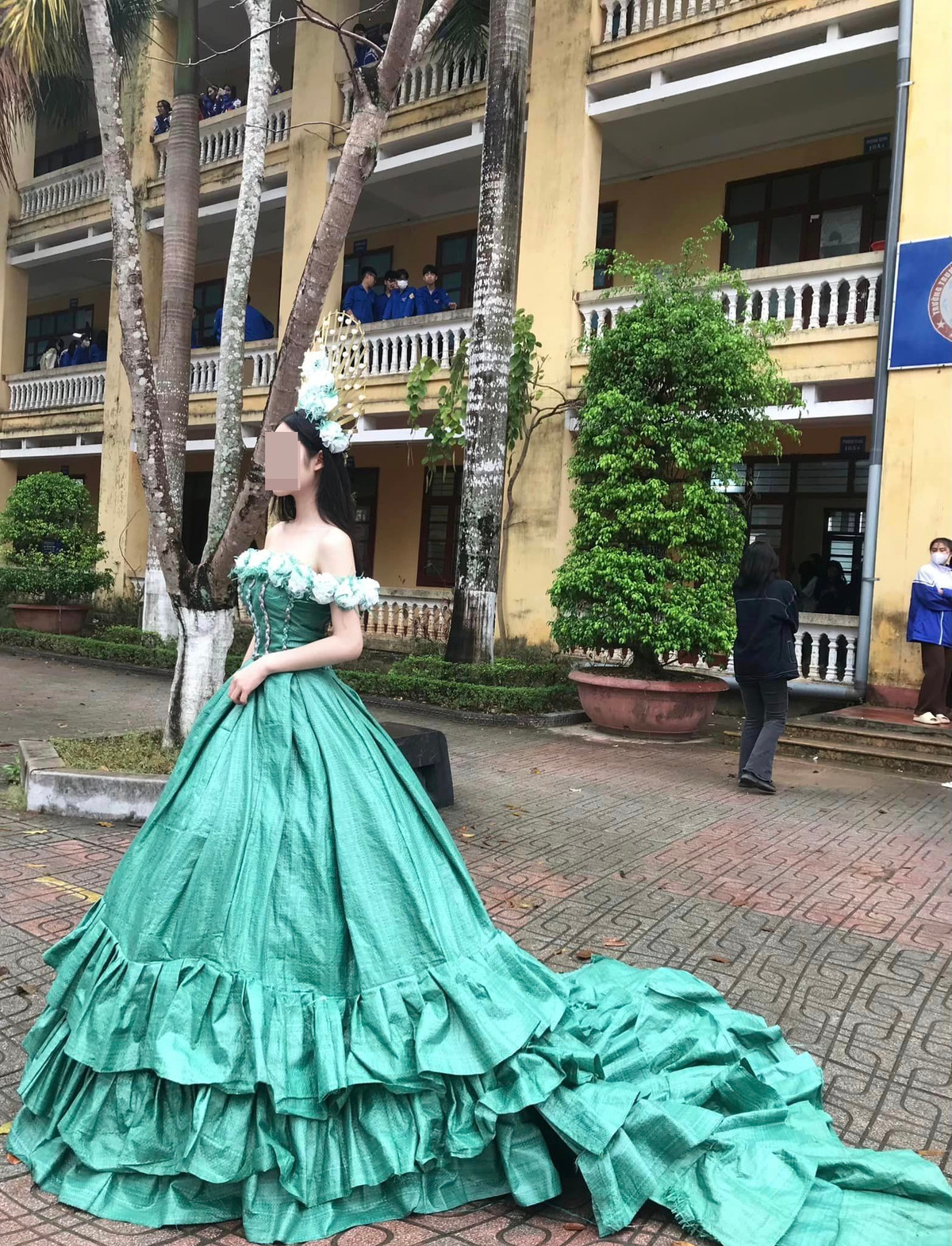 Nếu không nói đây là trang phục làm từ nguyên liệu tái chế thì chắc hẳn không ai biết được bởi chúng lộng lẫy như đồ thật.